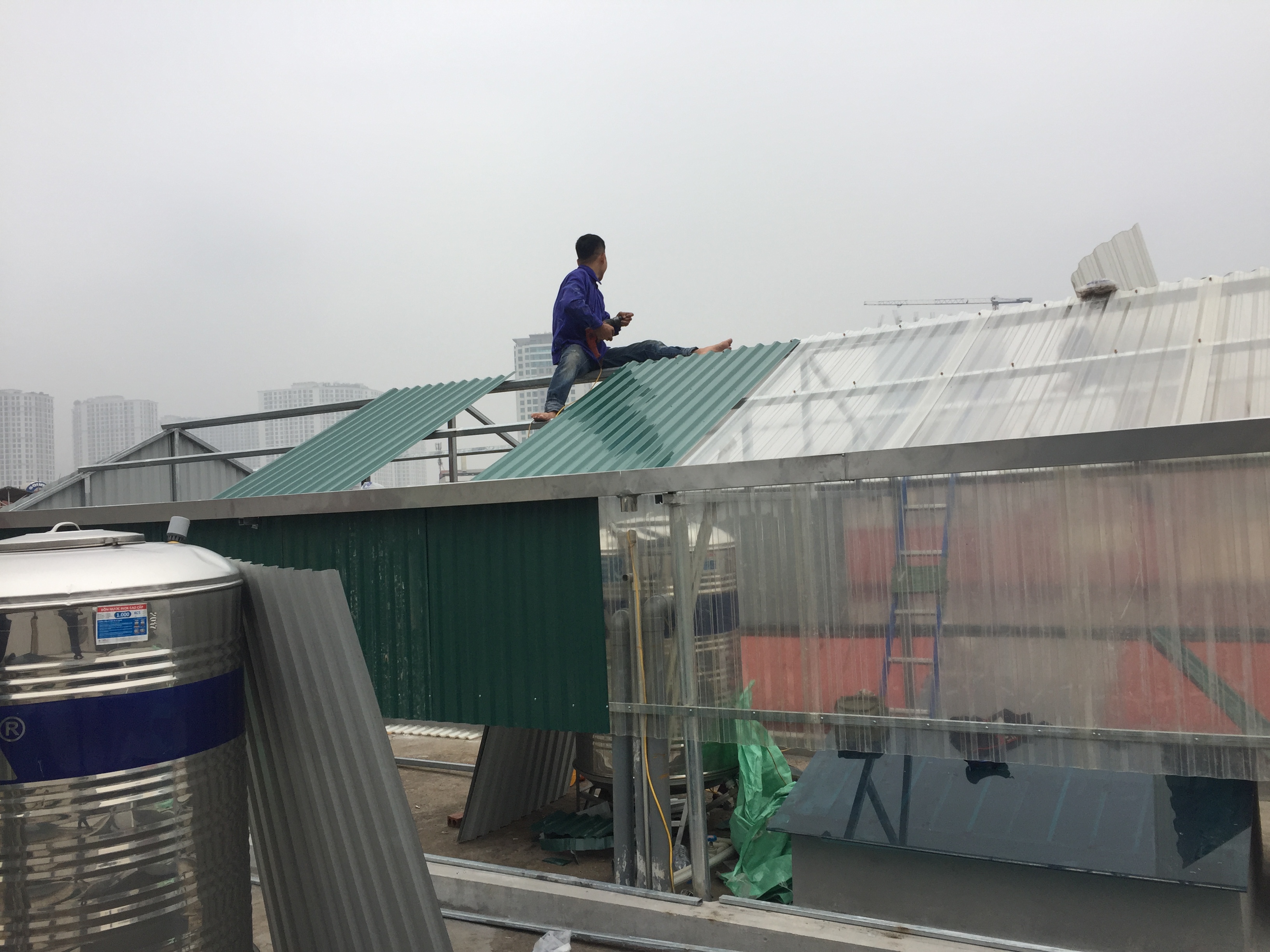 Dịch vụ thay mái tôn giá rẻ tại Sài Gòn